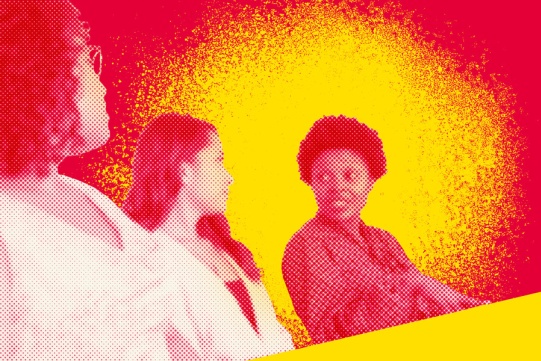 Grupa ludzi siedzących w sali i rozmawiających