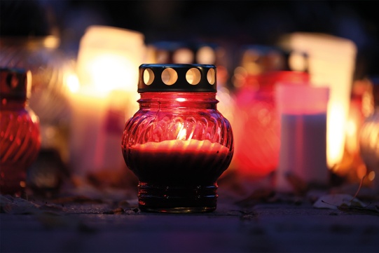 Czerwony znicz na cmentarzu