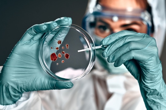 Naukowczyni w laboratorium 