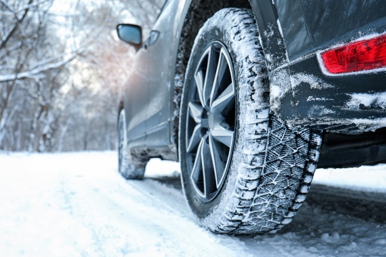 Czarny samochód na śniegu