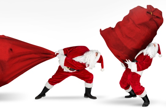 święty mikołaj ciągnący worek 