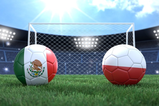 Na murawie dwie piłki. Po lewej piłka w kolorystyce flagi Meksyku, po prawej w kolorystyce flagi Polski.