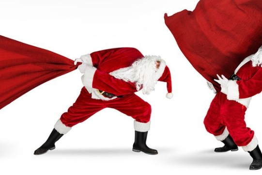 Na zdjęciu widać dwóch Mikołajó, któzy dzwgają czerwone torby
