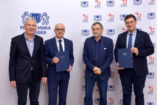 In the picture from the left: Wojciech Białecki, chairman of W2H2, Prof. Janusz Nieznański, Vice-Rector for Internationalization and Innovation, Prof. Bogusław Kusz, the author of the licensed invention, Łukasz Łupina, Eng, board member of W2H2. Photo: Krzysztof Krzempek / Gdańsk University of Technology