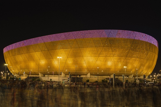 Nocne zdjęcie stadionu podświetlonego w złotym kolorze