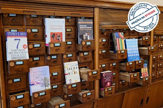 Kilka książkę na drewnianym regale 