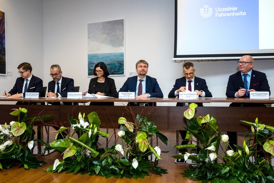 6 osób podpisujących umowę 