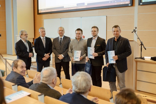 Dużo ludzi w rządku z dyplomami 