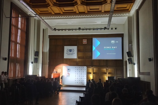 Oficjalne otwarcie wydarzenia Demo Day przez kierownika Szkoły Startup Roberta Bajko