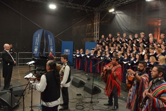 „Muzyka Letniej Nocy” – niezapomniany koncert przed Gmachem Głównym PG