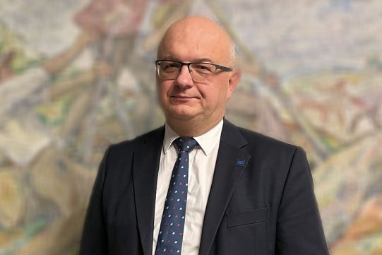 Elegancki mężczyzna w garniturze