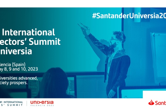 Na plakacie pokazany jest mężczyzna w średnim wieku wskazując coś na tablicy oraz inforacje na temat konferencji.ło na którym znajdują się 