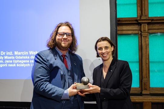 The winner with his prize 