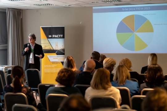 Mężczyzna przemawia do pełnego audytorium