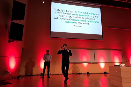 Kamil Szefler i Oskar Gutowski z zespołu EduBoost z drugiej edycji programu Startup School One, prowadzący trzeciego  Demo Day Szkoły Startup na PG