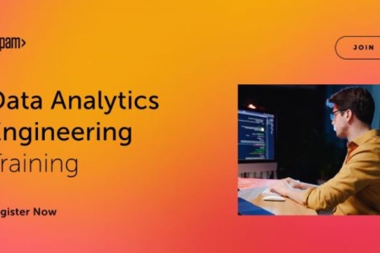 Na plakacie, na pomarańczowym le widnieje zdjęcie przedstawiające młodego mężczyznę siedzącego przy biurku i wpatrującego się w ekran monitora.