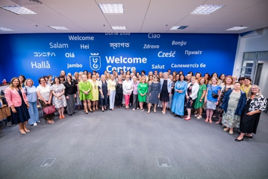 W półkręgu stoi duża liczba kobiet.