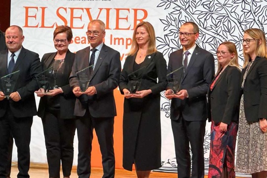 Na zdj. laureaci tegorocznych nagród Elsevier. Nagrodę dla PG odebrała dr Barbara Wikieł, prof. uczelni, prorektorka ds. studenckich (w środku)