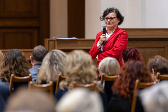 Pani w czerwonej marynarce 