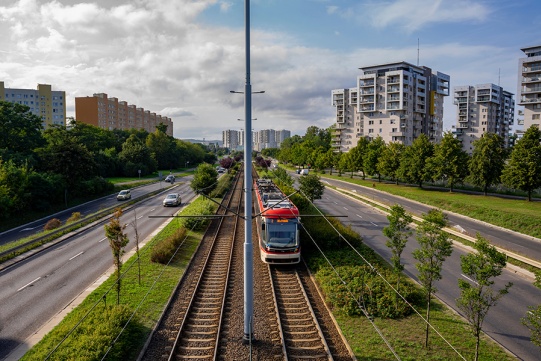 torowisko tramwajowe i jadący tramwaj w Gdańsku