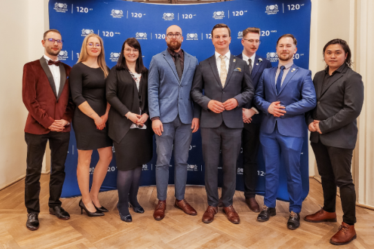 Zdjęcie doktorantów i kierowniczki BMN z Konferencji KRD