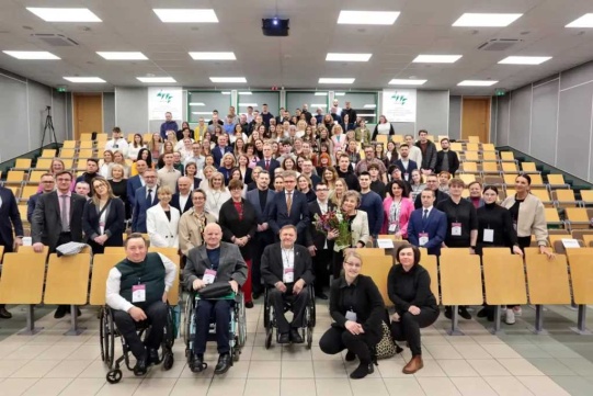 zdjecie zbiorowe uczestników konferencji