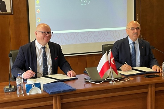The contract was signed by prof. Krzysztof Wilde, Gdańsk Tech rector, and prof. Mahmut Ak, rector of Dokuz Eylül Üniversitesi.