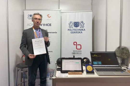 Mężczyzna z dyplomem