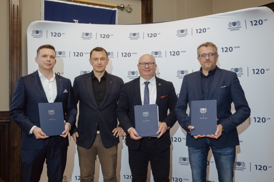 From the left:  Mateusz Rzymowski (REVOBEAM), Prof. Łukasz Kulas (Gdańsk University of Technology), Prof. Krzysztof Wilde, rector (the Gdańsk University of Technology) and Paweł Lulewicz (the Polish Armament Group - Naval Shipyard)