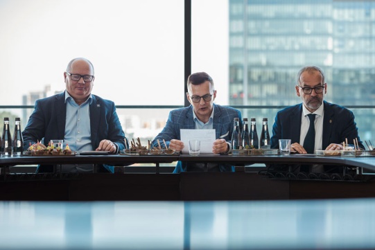 Na zdj. od lewej prof. Krzysztof Wilde, rektor PG, prof. Marcin Gruchała, ustępujący rektor GUMed, prof. Piotr Stepnowski, rektor UG. Fot. Alan Stocki/ Zespół Prasowy UG