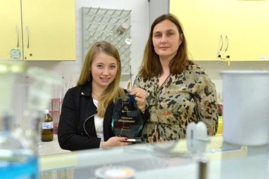 Na zdjęciu są dwie kobiety w laboratorium