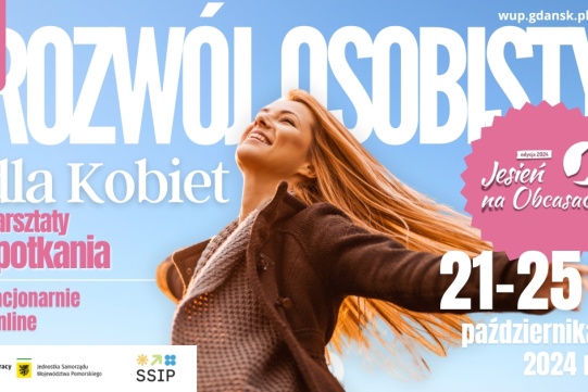 Na zdjęciu widoczna jest kobieta z rozłożonymi rękoma i rozpuszczonymi blond włosami