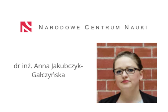 Na zdjęciu znajduje się twarz kobiety na tle muru