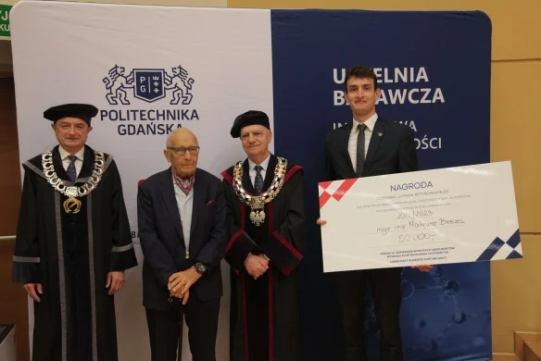 Na zdjęciu znajduje się czworo mężczyzn, w tym dwóch dziekanów ubranych w odświętne togi