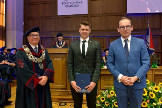 Na zdjęciu znajduje się trójka mężczyzn, w tym rektor PG