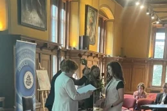 Na zdjęciu znajduje się laureatka w pięknym holu