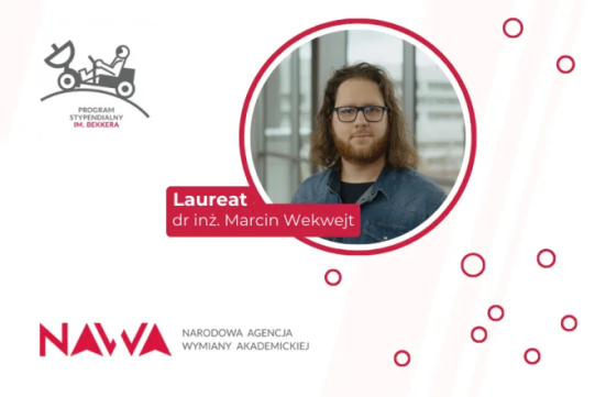 Na zdjęciu widoczny jest mężczyzna w długich włosach