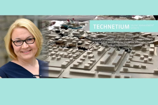 Na zdjęciu kobieta na tle makiety z budynkami