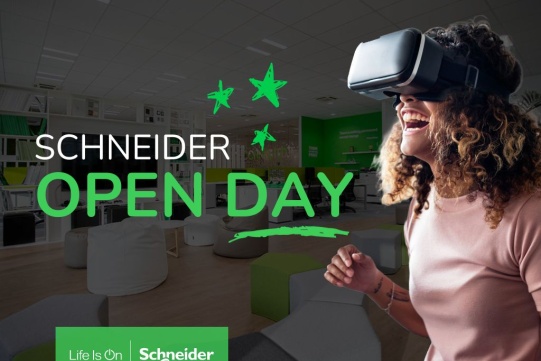 Na zdjęciu znajduje się kobieta w kosmicznych okularach