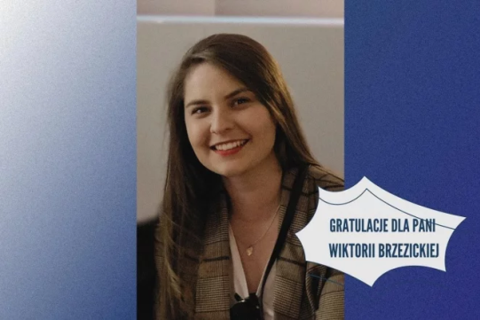 Na zdjęciu znajduje się kobieta z długimi ciemnymi włosami.