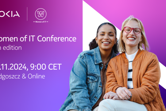 Na zdjęciu na purpurowym tle znajdują się dwie kobiety