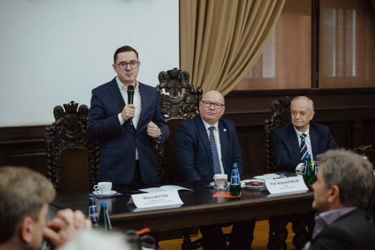 Na zdjęciu od lewej: Miłosz Motyka, podsekretarz stanu w Ministerstwie Klimatu i Środowiska, prof. Krzysztof Wilde, rektor PG, dr Zbigniew Canowiecki, prezydent Pracodawców Pomorza. Fot. Bartosz Bańka/PG