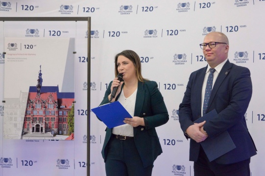 dr Anna Dąbrowska, Dyrektor Biblioteki PG, oraz prof. Krzysztof Wilde, Rektor PG. 