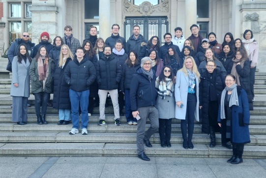 Uczestnicy warsztatów, na pierwszym planie prof. Oscar E. Bellini i Maria Teresa Gullace ze School of Architecture Urban Planning Construction Engineering Politechniki w Mediolanie, prof. Dorota Kamrowska-Załuska z Wydziału Architektury, prof. Anna Kaczorowska z Norwegian University of Science and Technology w Trondheim oraz dr inż. arch. Anna Rubczak z Wydziału Architektury