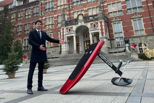 Na zdjęciu znajduje się mężczyzna z deską surfingową