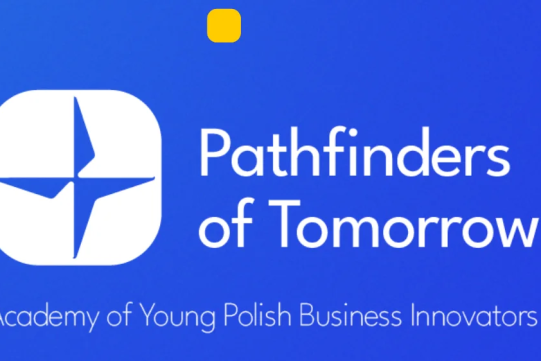 Na niebieskim tle znajduje się nazwa programu