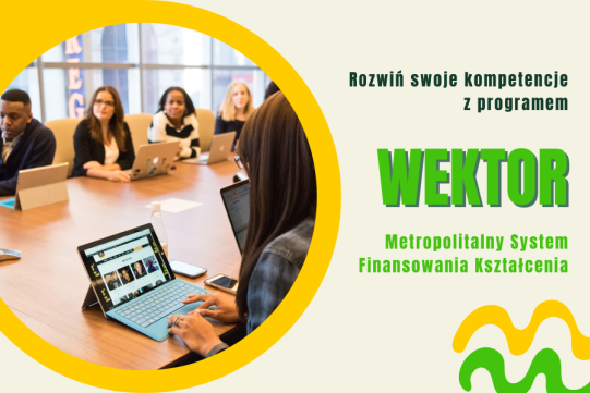 Na zdjęciu widoczna jest nazwa projektu oraz kilka osób przy komputerze