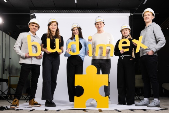 Na zdjęciu grupa osób z napisem firmy