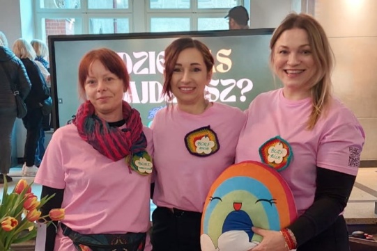 trzy uśmiechnięte dziewczyny w różowych koszulkach z BORF