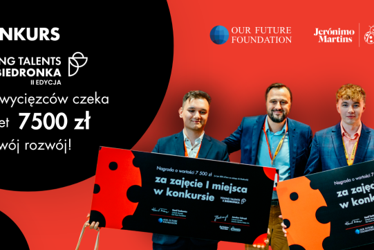 Na zdjęciu trójka mężczyzn na czerwonym tle.